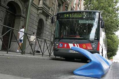 Un autobús de la línea 141 de la EMT, a su paso por la avenida de la Ciudad de Barcelona.