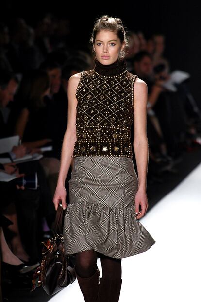 Doutzen Kroes desfiló por primera vez para Oscar de la Renta durante la Olympus Fashion Week de Nueva York en 2005.