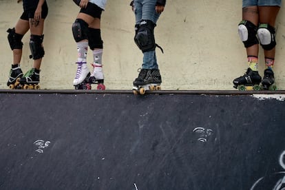 El grupo Chicks in Bowls, que tiene base en Cancún, Quintana Roo, trabaja en la apropiación del espacio público para que niñas, jóvenes y adultas puedan hacer deporte (patinar) y así experimentar su cuerpa de manera libre. Lo hacen en zonas marginales de esta ciudad característica por su oferta turística, enfrentándose incluso a acoso callejero.
Cancún, Quintana Roo, Mexico el 29 junio 2021.