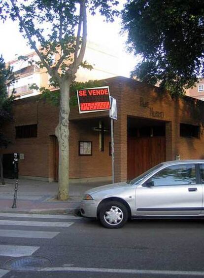 Una foto de la iglesia con el cartel de 'se vende', facilitada por los vecinos.
