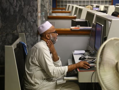 Un hombre usa un ordenador en Karachi (Pakistán), el 16 de octubre.
