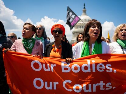 Miembros del Partido Demócrata de EE UU protestan contra la decisión sobre el aborto del Tribunal Supremo el pasado martes.
