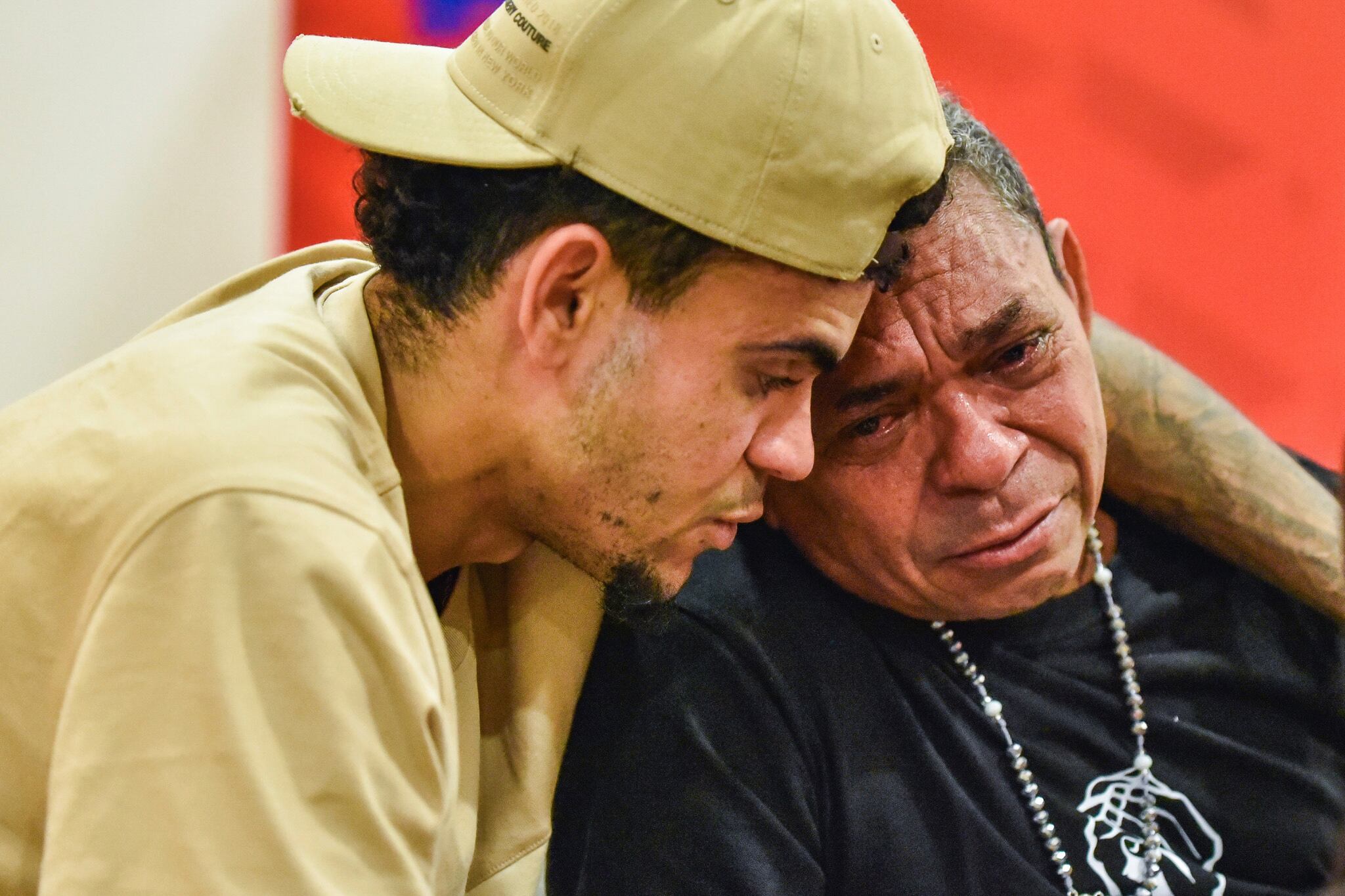 Luis Díaz y su padre, luego de ser liberado, reunidos en Barranquilla, el 14 de noviembre.