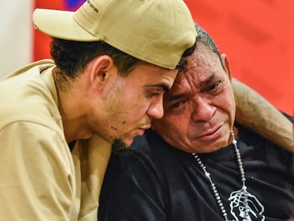 Luis Díaz se reúne con su padre Luis Manuel Díaz, en Barranquilla, el 14 de noviembre de 2023.