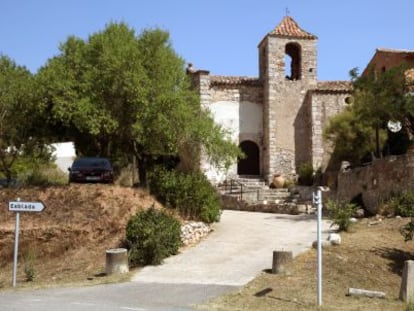 La iglesia de Sant Jaume, junto a la vinater&iacute;a, en el pueblo de Esblada.