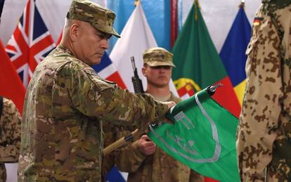 John Campbell enrotlla la bandera de la missió ISAF a Kabul.