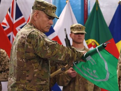 John Campbell enrotlla la bandera de la missió ISAF a Kabul.