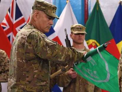 John Campbell enrotlla la bandera de la missió ISAF a Kabul.