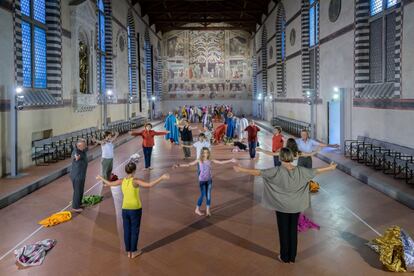 Baile comprometido bajo los frescos florentinos. El coreógrafo Virgilio Sieni culmina un monumental ciclo sobre el éxodo contemporáneo representándolo en espacios de museo con pinturas de 'La última cena'. La mayoría de los artistas participantes no son profesionales.