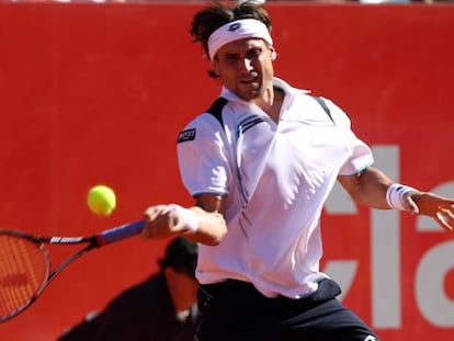 David Ferrer devuelve la bola a su compatriota Nicolás Almagro durante la final del torneo de Buenos Aires.