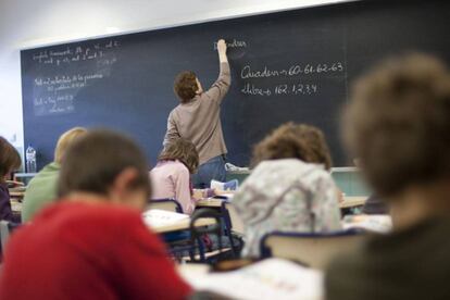 Un maestro en un aula de primaria. 