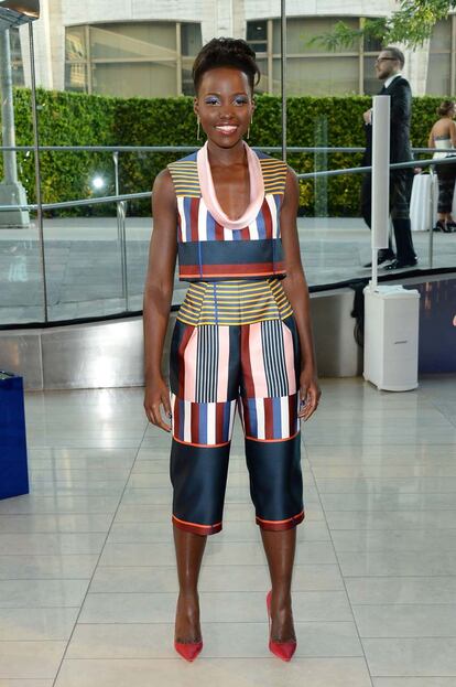 Lupita, el día que se confirmó su participación en la próxima entrega de Star Wars, con este conjunto de top y pantalón y Suno.