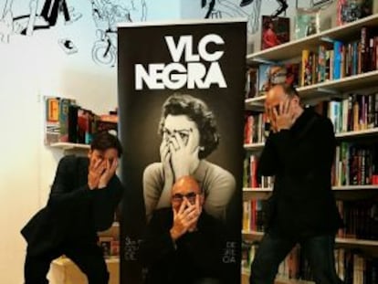 Los organizadores de VLC Negra, Bernardo Carrión, Jordi Llobregat y Santiago Álvarez ante el cartel de la tercera edición.