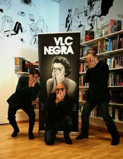 Los organizadores de VLC Negra, Bernardo Carrión, Jordi Llobregat y Santiago Álvarez ante el cartel de la tercera edición.