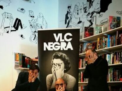 Los organizadores de VLC Negra, Bernardo Carrión, Jordi Llobregat y Santiago Álvarez ante el cartel de la tercera edición.