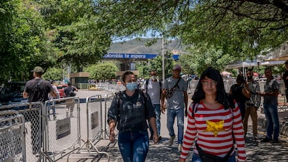 Ciudadanos colombianos y venezolanos pasan los controles fronterizos en el puente internacional Simón Bolívar, en Cúcuta (Colombia), el 9 de agosto de 2022.