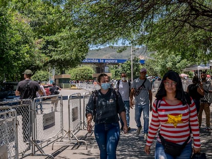 Ciudadanos colombianos y venezolanos pasan los controles fronterizos en el puente internacional Simón Bolívar, en Cúcuta (Colombia), el 9 de agosto de 2022.