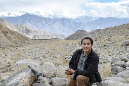 El ingeniero Sonam Wangchuk en la región de Ladakh, con las montañas Transhimalayas de fondo. ©Rolex