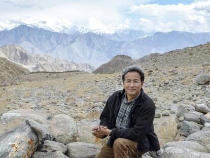 El ingeniero Sonam Wangchuk en la región de Ladakh, con las montañas Transhimalayas de fondo. ©Rolex