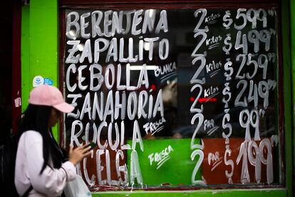 Precios en un negocio afectado por la inflación en Buenos Aires, Argentina, en septiembre 2023. 