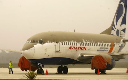 El portavoz del Ministerio de Transporte, Bambang Ervan, afirmó que los aeropuertos internacionales de Jogyakarta, Solo y Surabaya tuvieron que cerrar debido al peligro de la ceniza lanzada por el volcán, de 1.731 metros de alto. En la imagen, un avión cubierto de ceniza volcánica tras la erupción del monte Kelud en Solo, Java Central (Indonesia),14 de febrero de 2014.