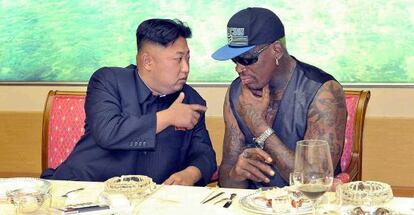 Kim Jong-un y Dennis Rodman durante una cena juntos en Pyongyang, el 7 de septiembre de 2013.