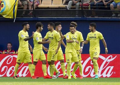 Los jugadores del Villarreal celebran el primer gol