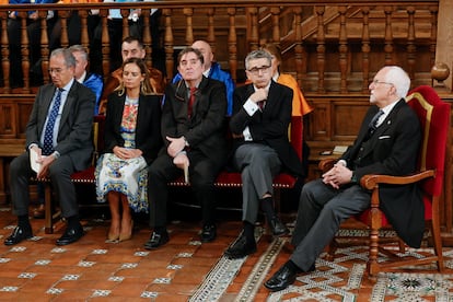 El escritor español galardonado Luis Mateo Díez (a la derecha) sentado junto a varias autoridades incluido el director del Instituto Cervantes, Luis García Montero (tercero por la izquierda), y el presidente de la Asamblea de Madrid, Enrique Ossorio (a la izquierda), entre otros, durante la ceremonia.