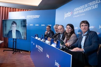 La cpula de Junts atiende a un mensaje por videoconferencia de Carles Puigdemont, presidente del partido.