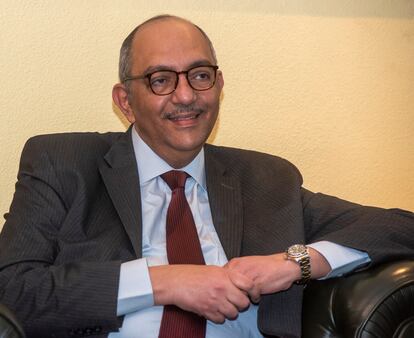 El embajador de Egipto en España, Omar Selim, durante la entrevista.