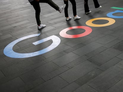 Un grupo de empleados posa ante un logo de Google delante de sus oficinas en Singapur.