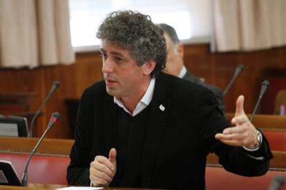 El senador del BNG José Manuel Pérez Bouza, durante su intervención en la Comisión de Presupuestos del Senado que ha vetado hoy por mayoría los Presupuestos Generales del Estado de 2011.