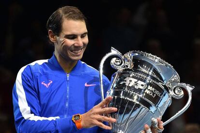 Nadal posa con el trofeo que acredita su número uno.