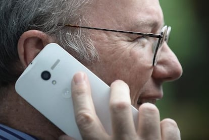 El presidente de Google, Eric Schmidt, habla con el nuevo Motorola X.
