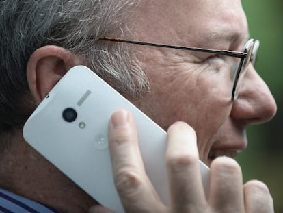 El presidente de Google, Eric Schmidt, habla con el nuevo Motorola X.