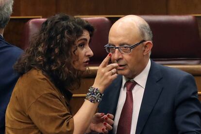 La ministra de Hacienda, María Jesús Montero, con su antecesor, Cristóbal Montoro.