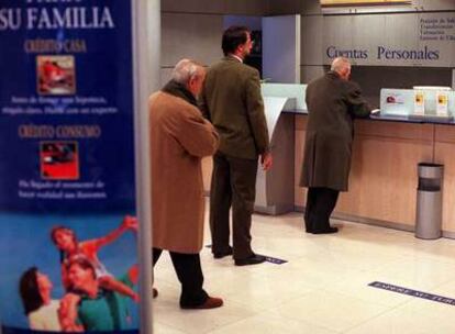 Clientes haciendo cola en una oficina del BBVA, en Madrid.