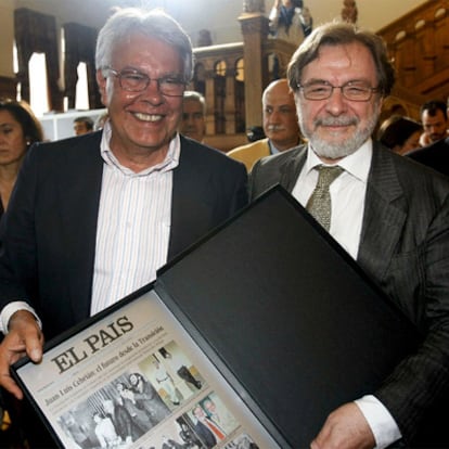 Felipe González y Juan Luis Cebrián en el homenaje al periodista, en el palacio de la Magdalena.