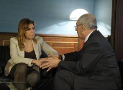 La Presidenta de la Junta de Andalucía, Susana Díaz (i), y el presidente de Airbus España, Domingo Ureña, conversan al comienzo de la reunión mantenida esta tarde en el palacio de San Telmo, sede del ejecutivo en Sevilla.