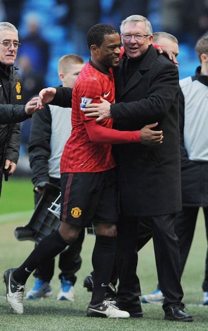 Sir Alex Ferguson celebra la victoria de su equipo con francés Evra.