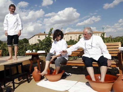 Helena Rizzo pisa uvas en Abad&iacute;a Retuerta Le Domaine junto a Juan Mari Arzak y (a la izquierda) Pablo Montero y Andoni Luis Aduriz. 