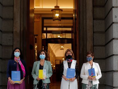 La ministra de Hacienda, María Jesús Montero, antes de presentar el proyecto de Presupuestos en el Congreso.