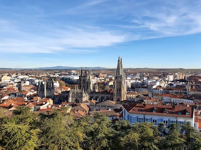 Vista general de Birgos, dominada por su catedral gótica. |