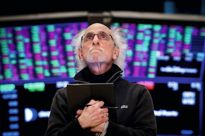 Un operador trabaja en e la Bolsa de Valores de Nueva York el 7 de abril de 2025