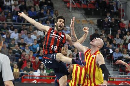 San Emeterio, a la izuqierda, frente a Maciej Lampe en el partido disputado en Vitoria.