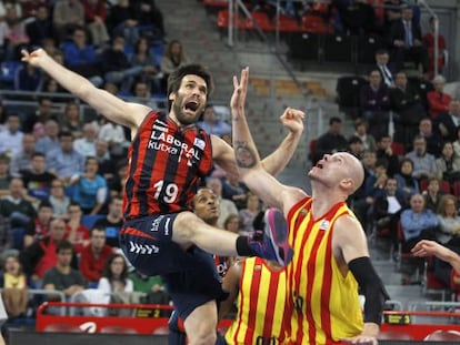 San Emeterio, a la izuqierda, frente a Maciej Lampe en el partido disputado en Vitoria.