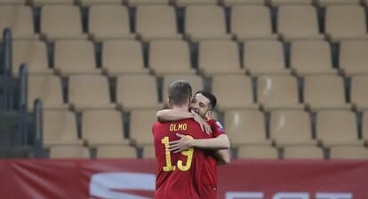 Alba felicita a Olmo por su gol. 