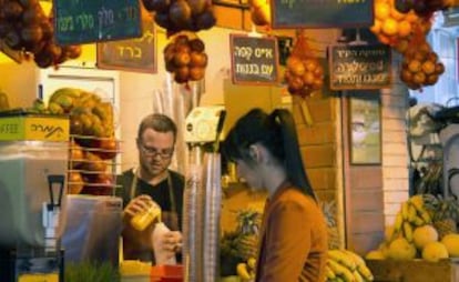 Un puesto de zumos naturales en la calle Dizengoff, en Tel Aviv.