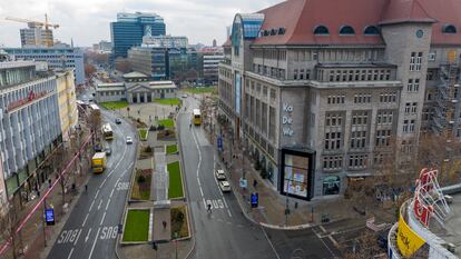 Algunos edificios icónicos de la avenida Tauentzienstrasse, en el barrio Charlottenburg, al oeste de la capital alemana.