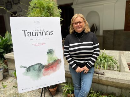 Anabel Álvarez, ante el cartel de las últimas jornadas taurinas celebradas en La Corrala de Santiago.